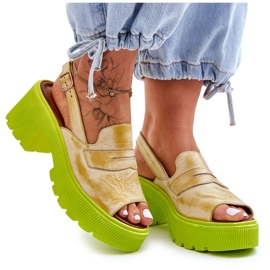 Bőr szandál sarkon és platformon Maciejka 06039-07 sárga