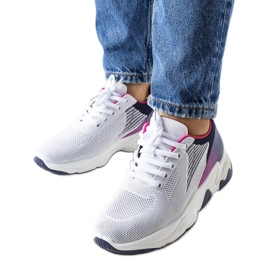 A Galatee fehér és sötétkék sportcipői