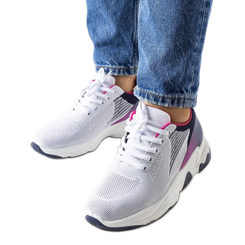 A Galatee fehér és sötétkék sportcipői