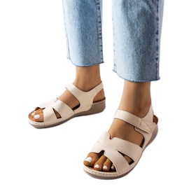 A márka bézs színű, ékelt szandálja Nelly