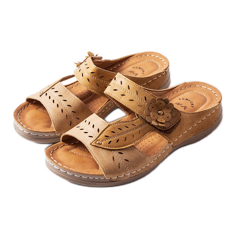 A márka bézs színű alacsony ékszandálja Jolanta