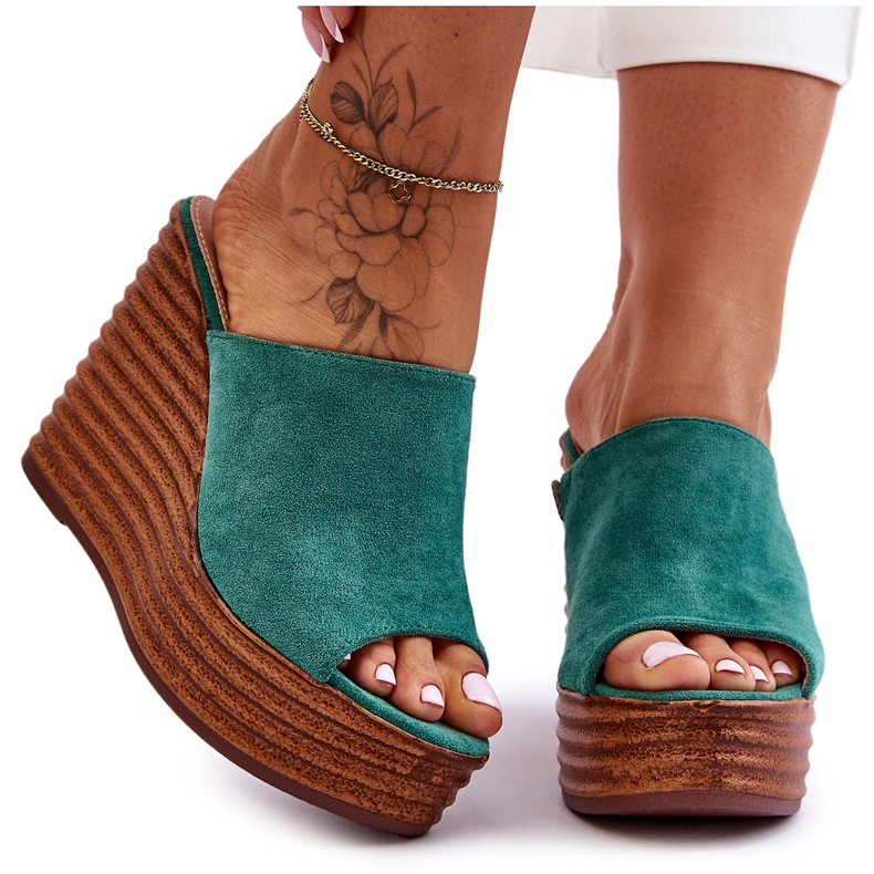 Könnyű papucsok egy hatalmas platformon, zöld, jó hangulatban Könnyű papucsok egy hatalmas platformon, zöld, jó hangulatban