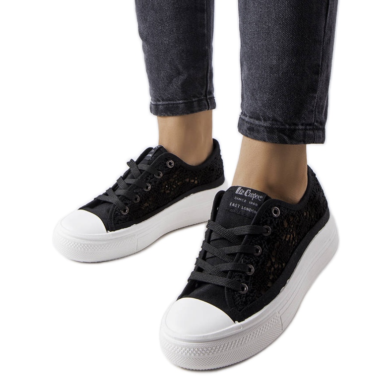 Fekete áttört tornacipő Lee Cooper LCW-23-44-1618L