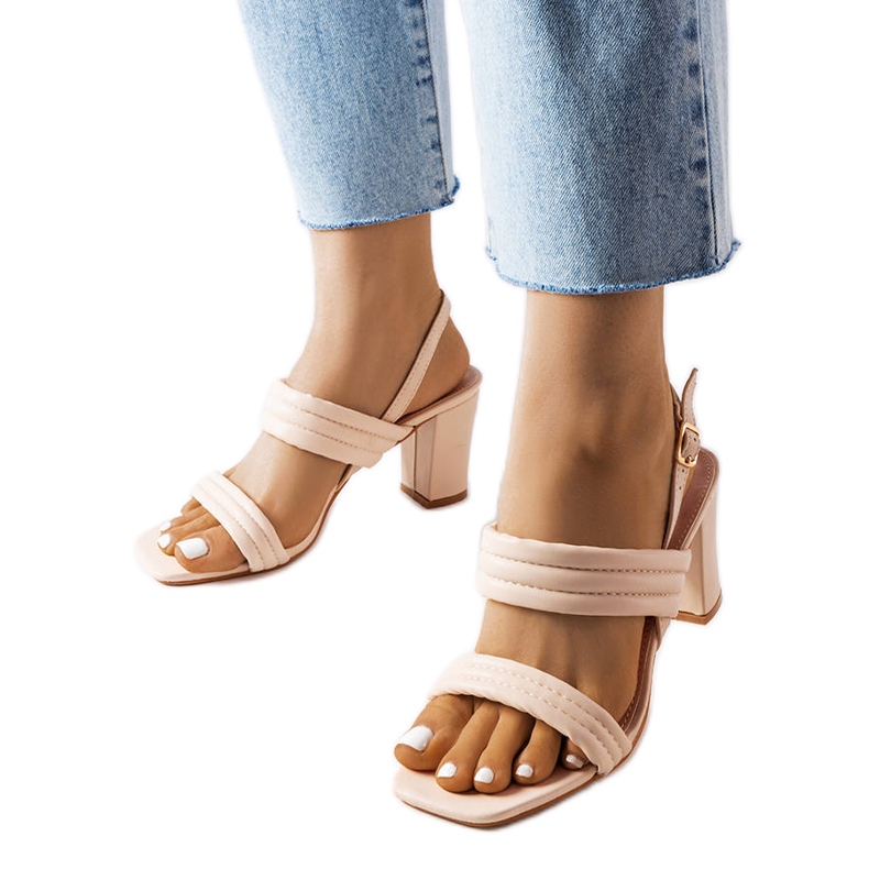 Bézs szandál a Moli poszton