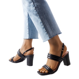 Fekete szandál a Moli poszton Fekete szandál a Moli poszton