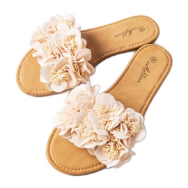 Bézs papucs virágokkal az Alfridától