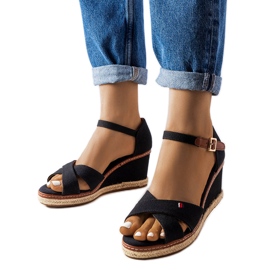 Fekete ékes espadrillák az Eleonora cégtől