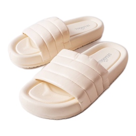 Inna Foltvarróval díszített bézs papucs a Dorene cégtől