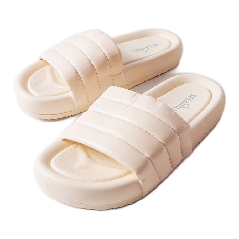 Inna Foltvarróval díszített bézs papucs a Dorene cégtől