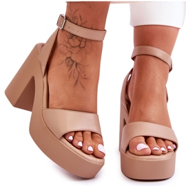 Divatos szandálok masszív bézs karminesarkún Divatos szandálok masszív bézs karminesarkún