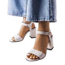 Karino szürke szandál a poszton