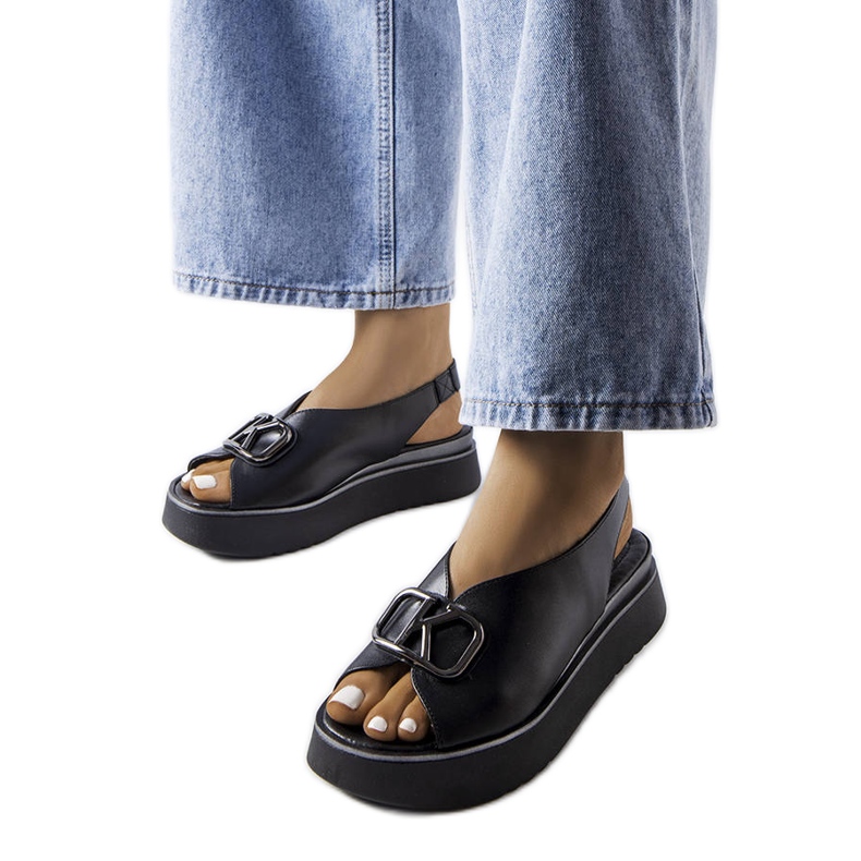 Fekete platform szandál díszítéssel a Karino cégtől