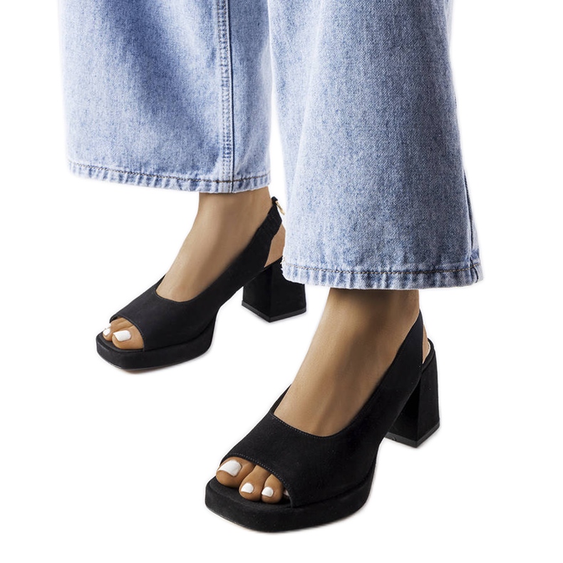 Fekete velúr szandál a márkától Karino