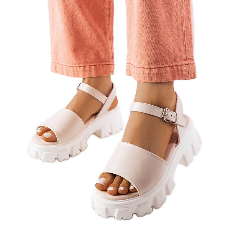 Bézs szandál masszív Vinceza talpon