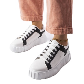 Fehér tornacipő a Gosselin platformon