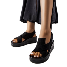 A márka fekete ékszandálja Adelina