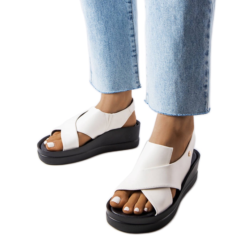 A márka fehér ékszandálja Adelina