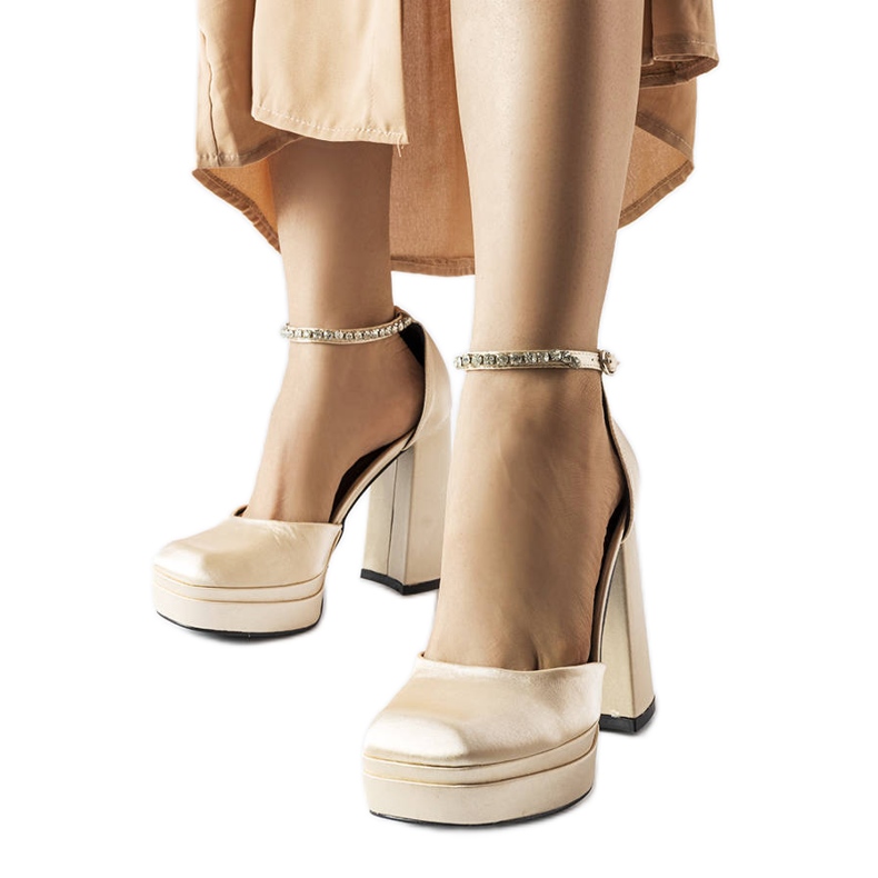 Elida bézs színű magassarkú pumpák