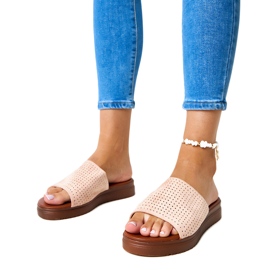 Rózsaszín papucs áttört felsőrésszel az Idabel cégtől