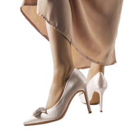 Bézs tűk szatén bevonattal és Mia masnival