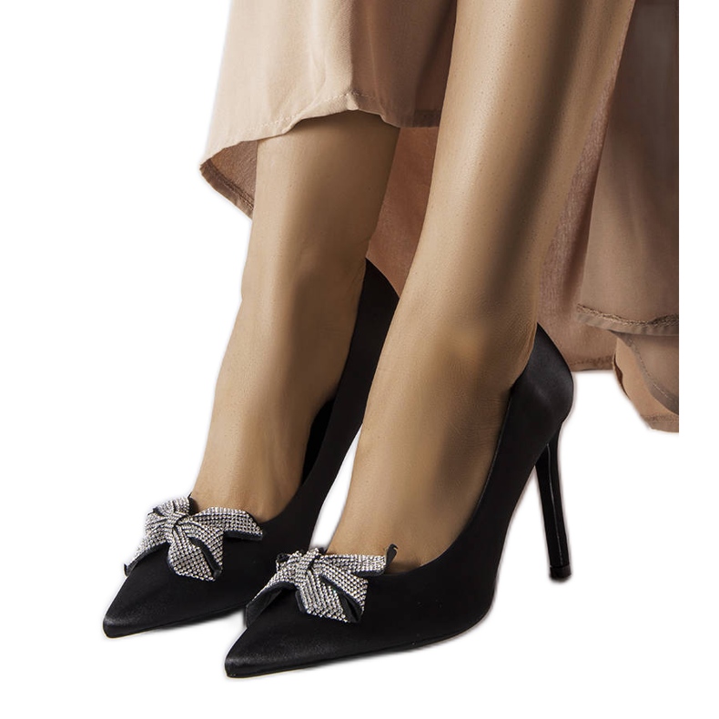 Fekete tűk szatén bevonattal, Mia masnival