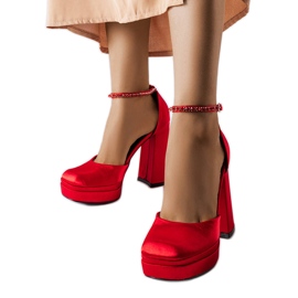 Piros magassarkú pumpák az Elida márkától