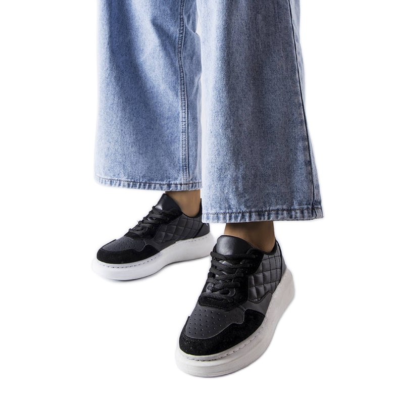 Fekete női tornacipő a Latoya márkától