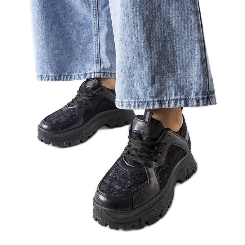 Fekete, vaskos tornacipő a Brunswick-tól