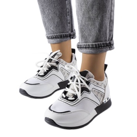 A Bedord fehér tornacipő fekete elemekkel