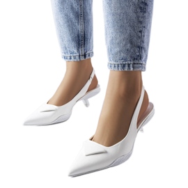 Fehér alacsony sarkú szandál a Gougeon márkától