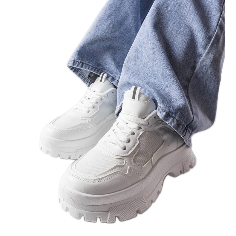 Fehér, vaskos Mikeladze tornacipő