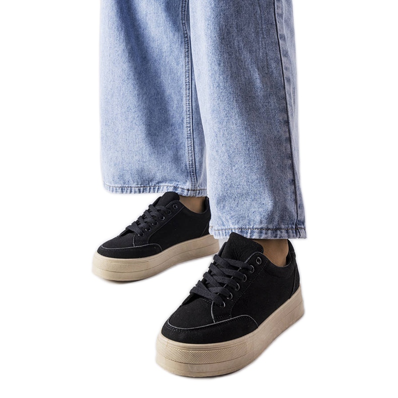 Fekete tornacipő az Amathymes platformon