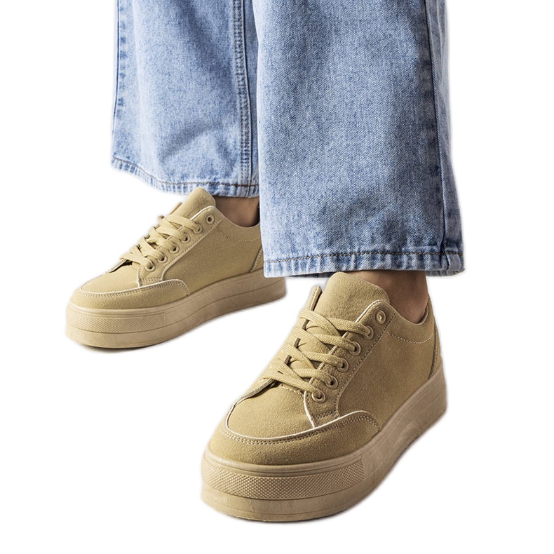 Az Amathymes bézs színű platform tornacipői