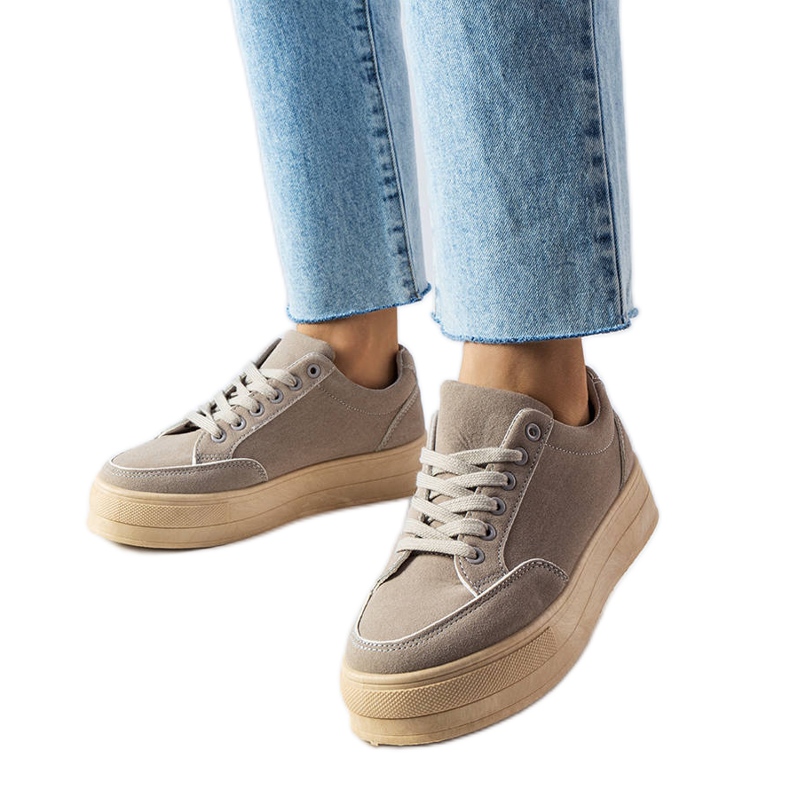 Az Amathymes szürke platformos tornacipői