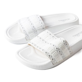 Fehér, Ernest által készített fodrokkal díszített csúszkák