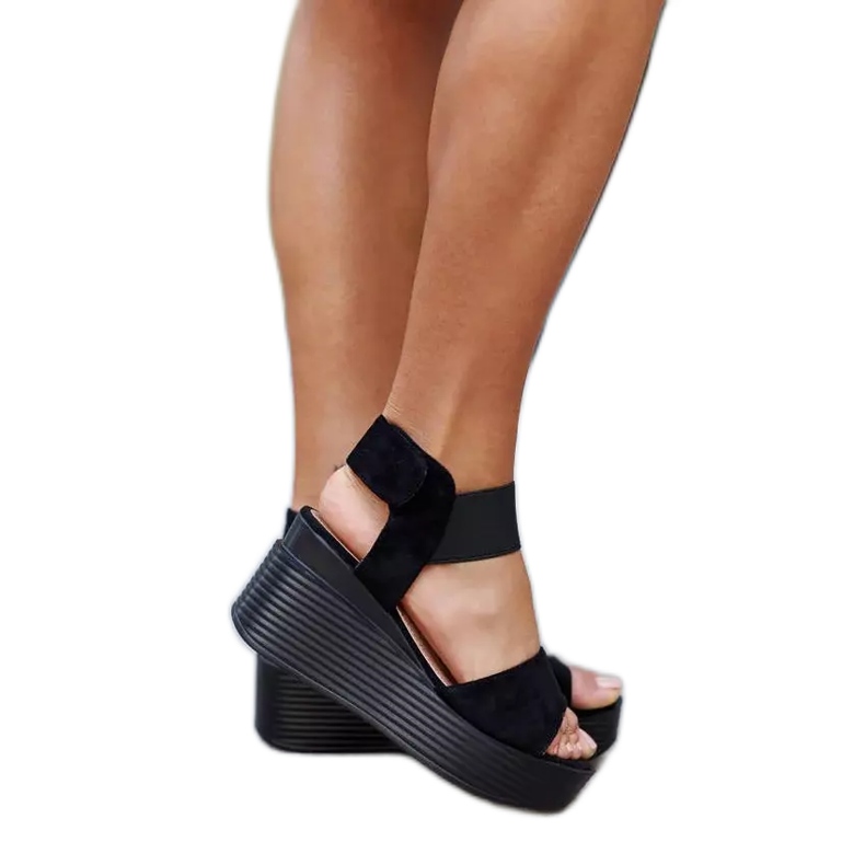 A márka fekete ékszandálja Romani