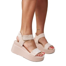 A márka bézs színű szandálja Nerea