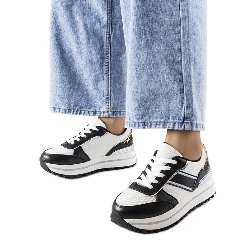 Fekete tornacipő csillogó betétekkel a Lang márkától fehér