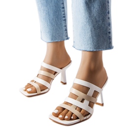 Fehér papucs gombostűn Fehér papucs gombostűn