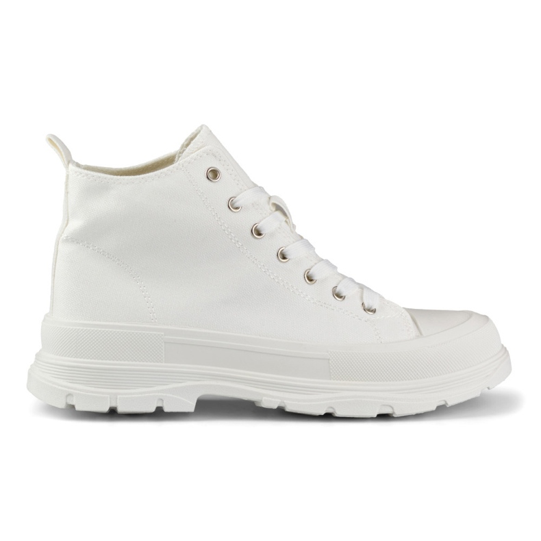 Fehér tornacipő a boka fölött