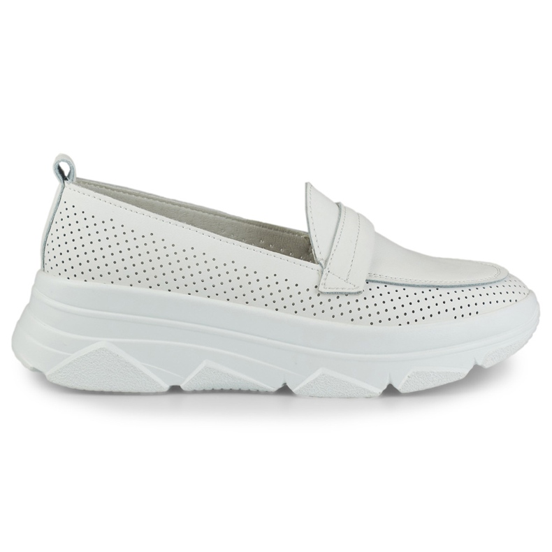 Kényelmes áttört fehér cipő természetes bőrből Kényelmes áttört fehér cipő természetes bőrből