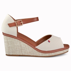 Női bézs szandál a márka Tomm-tól