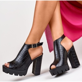 Női fekete szandál magas sarkon