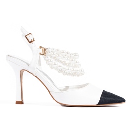 Fehér pumpák egy tűn Shelovet gyöngyökkel