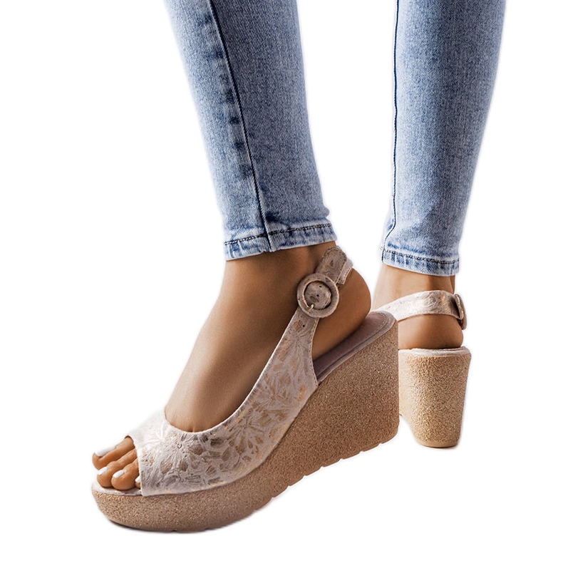 A márka bézs színű szandálja Jarmila