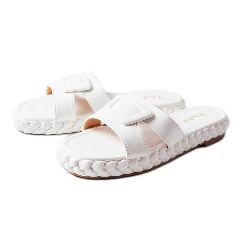 Francesco fehér papucs az emelvényen