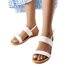 A Grottazzolina márka fehér ékszandálja