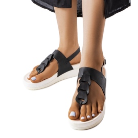 A márka fekete ékszandálja Castelletto