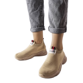 Sötétbézs színű felbújós tornacipő a Greco-tól