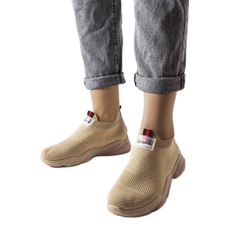 Sötétbézs színű felbújós tornacipő a Greco-tól